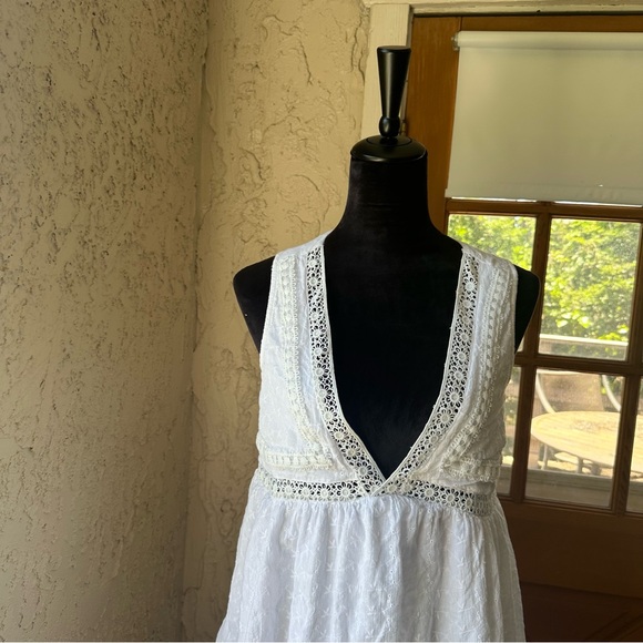 Lulu’s Lace & Time White Eyelet Cotton Sleeveless V-Neck Babydoll Mini Dress 🎀 - Picture 5 of 14